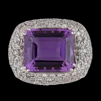 1355. A step cut amethyst and brilliant cut diamond, tot. 2.21 cts.