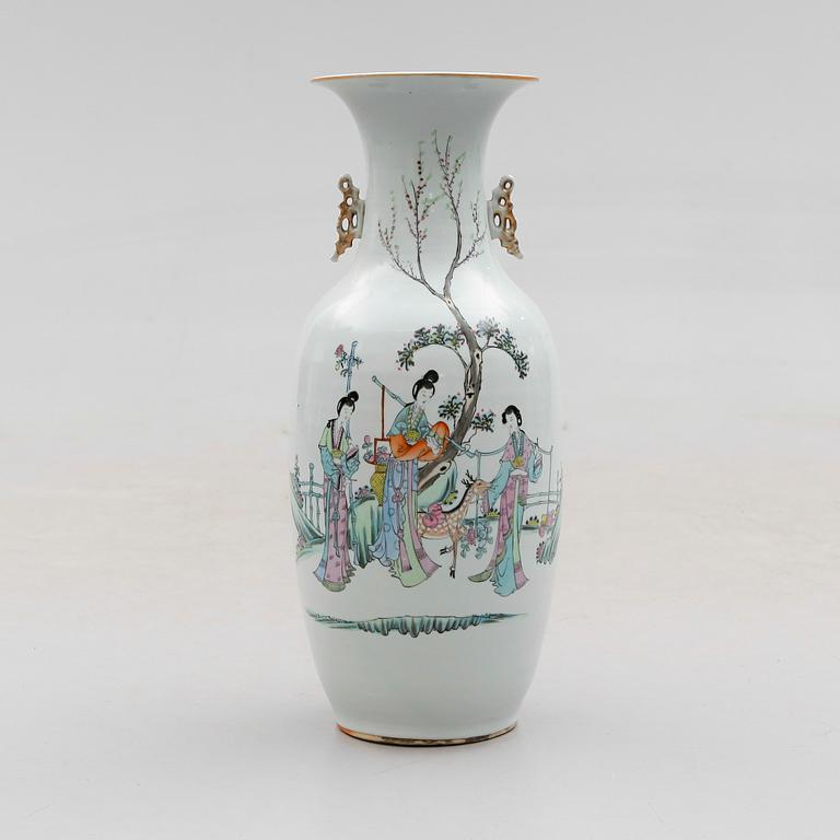 GOLVURNA, porslin, Kina, 1900-tal.
