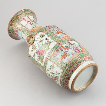 A group of 9 porcelain objects, Chinese and Japanese, 18th-20th century.