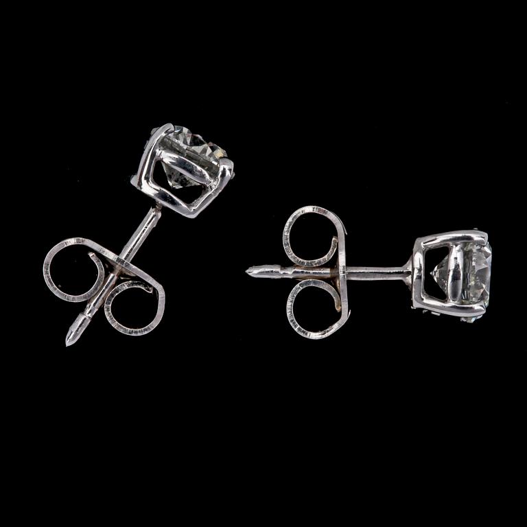 ÖRHÄNGEN, vardera briljantslipad diamant, 0.70 ct.