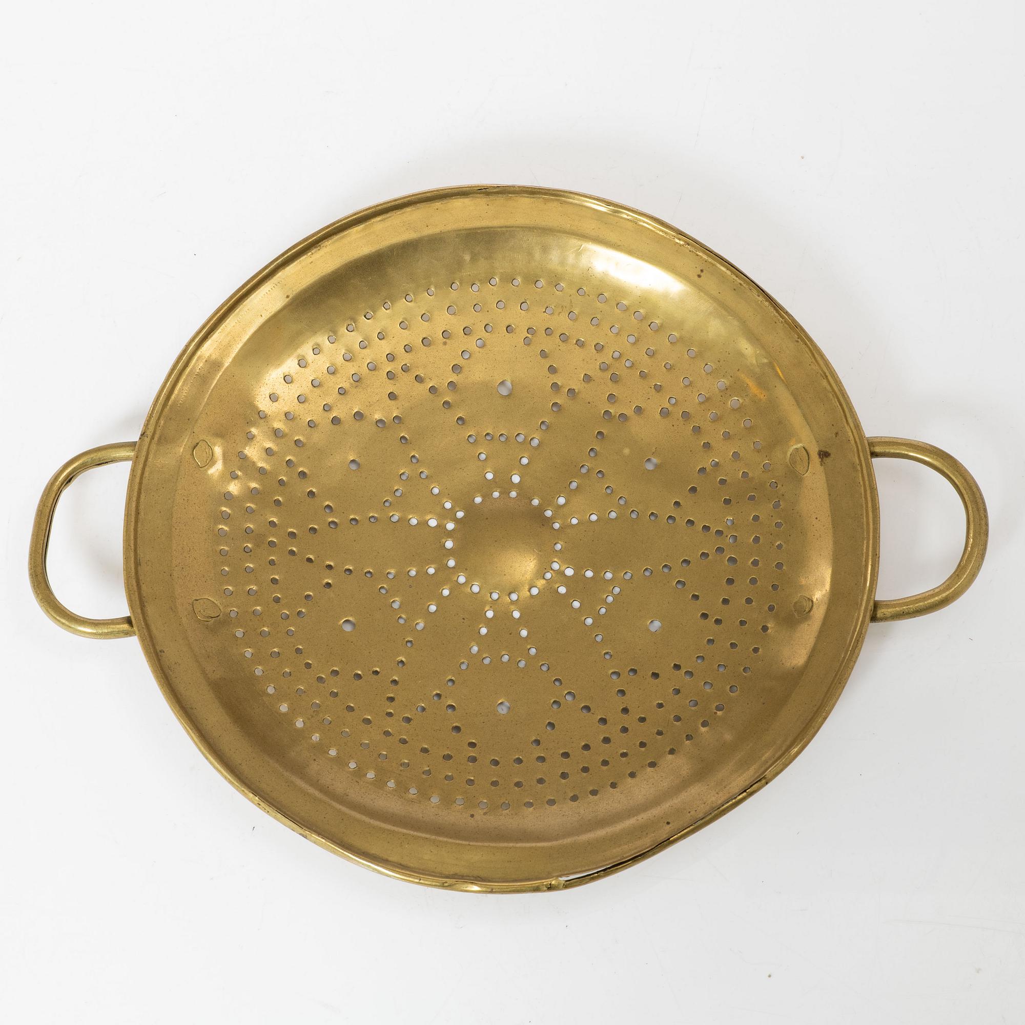 A brass colander, 18th / 19th century.