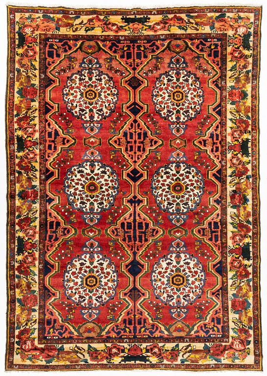 A Chahar Mahal Va Bakhtiari carpet, semiantik, c. 310 x 222 cm.