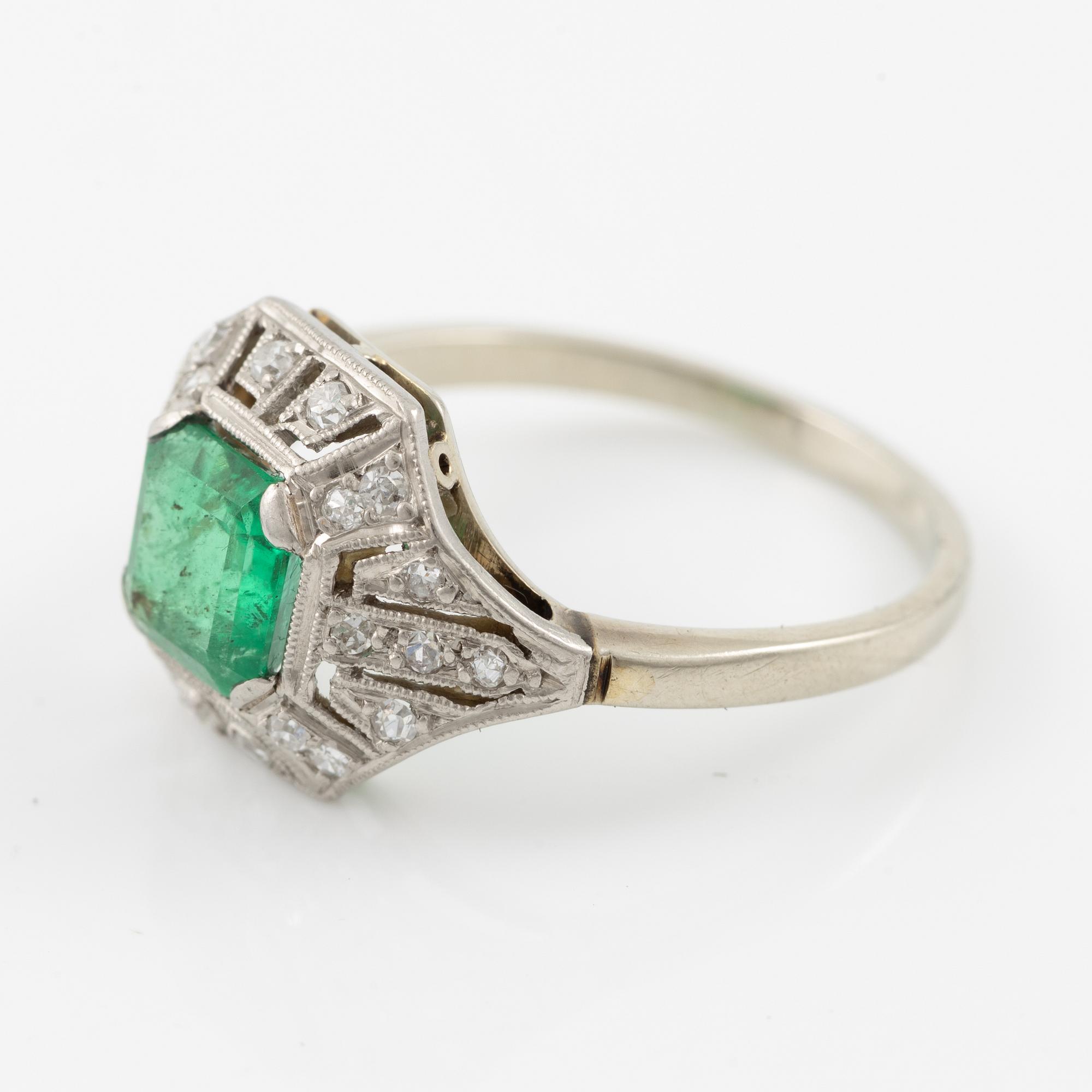 Ring, platina med smaragdslipad smaragd och diamanter, art déco, ca 1920-tal.
