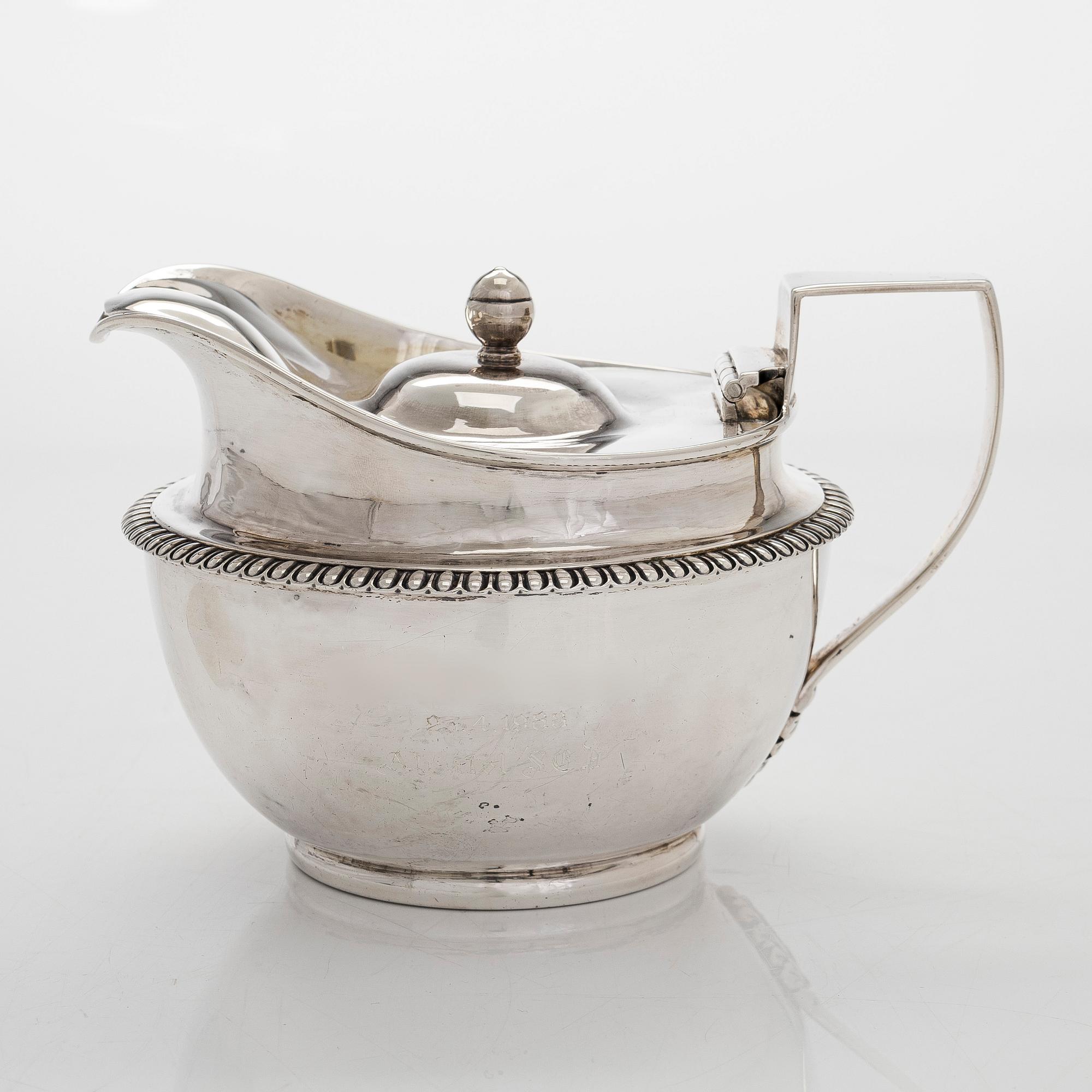 Kanna med lock, silver, London 1814.