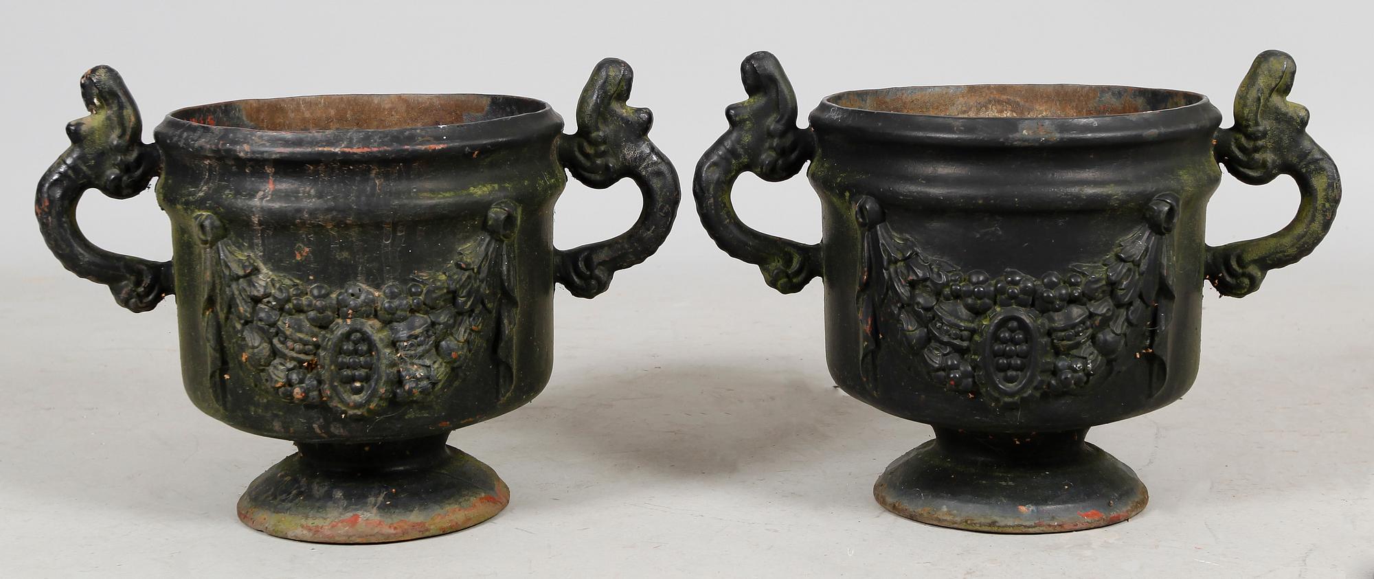 TRÄDGÅRDSURNOR, 1 par, gjutjärn, Stafsjö Bruk, 1900-talets första hälft.