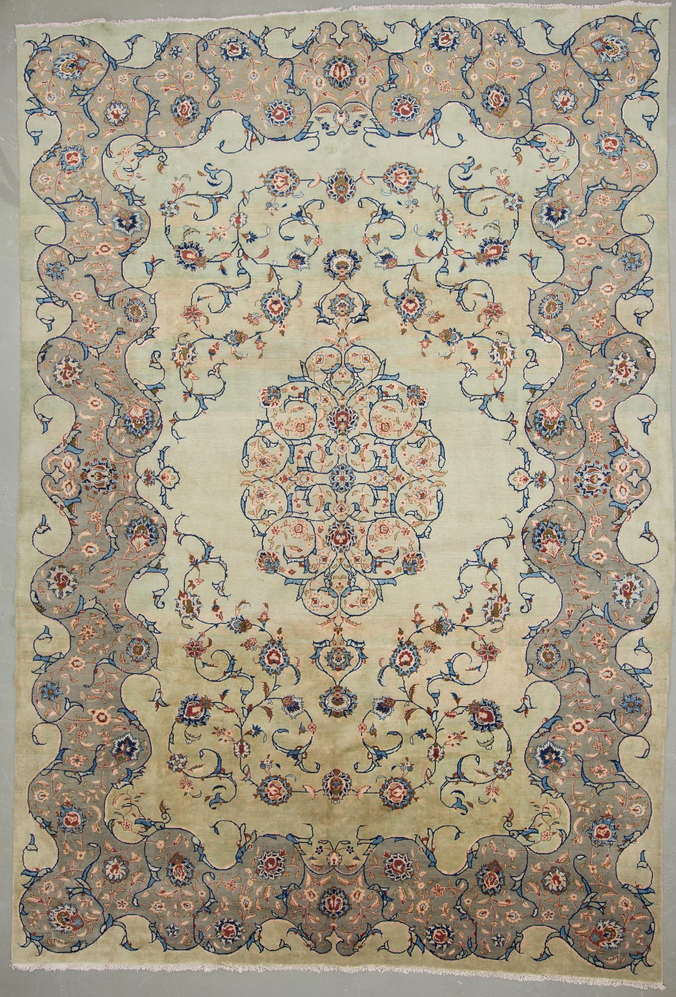 MATTA, sannolikt Keshan. Ca 460x309 cm.