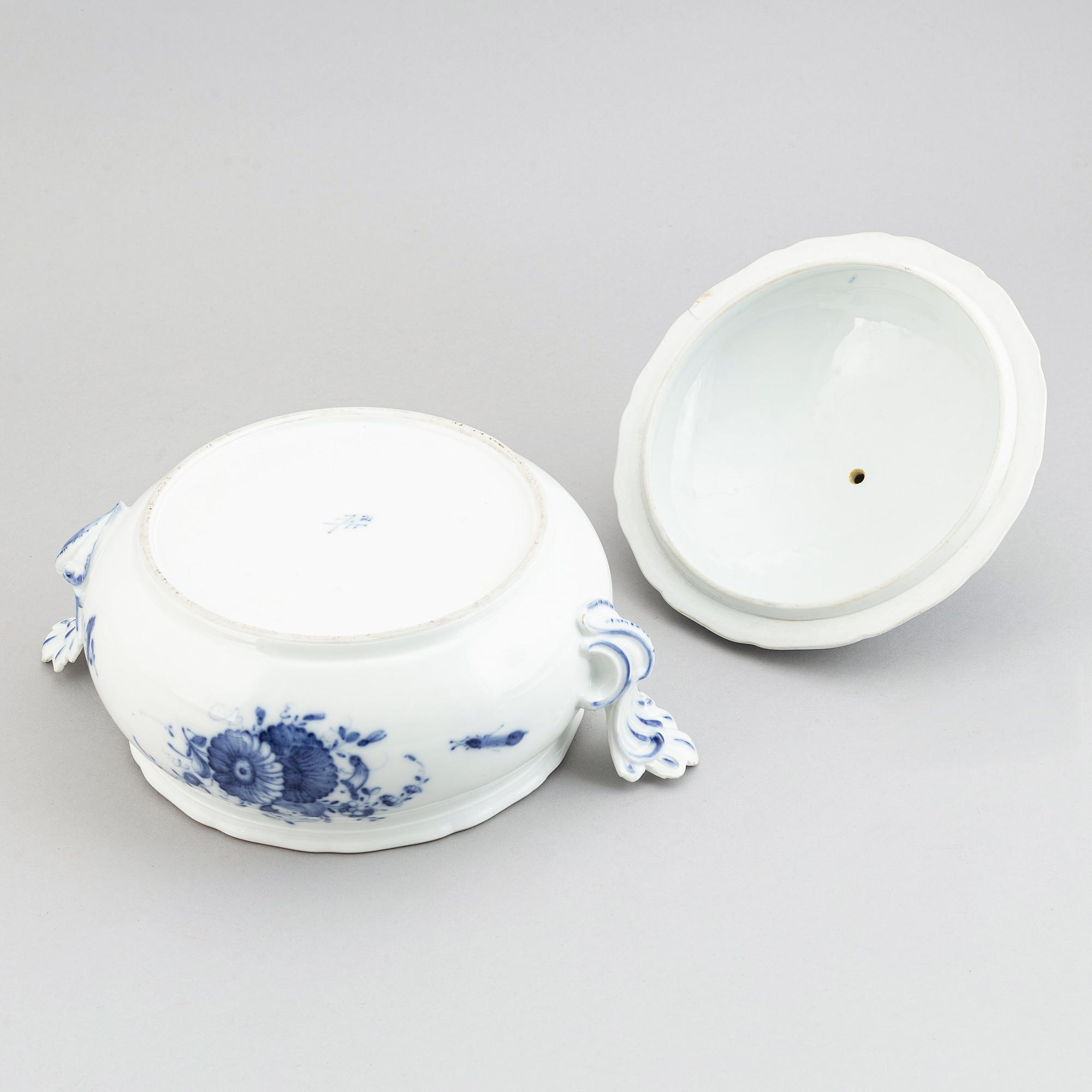 A blue and white tureen with cover, Meissen like mark, 19th century.