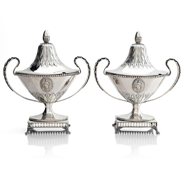 Gustaf Henrik Sidwall, sockerskålar med lock, ett par, silver, Norrköping 1793. Gustavianska.