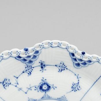 DINNERWARE, 16 pieces, "Musslemalet", Royal Copenhagen.