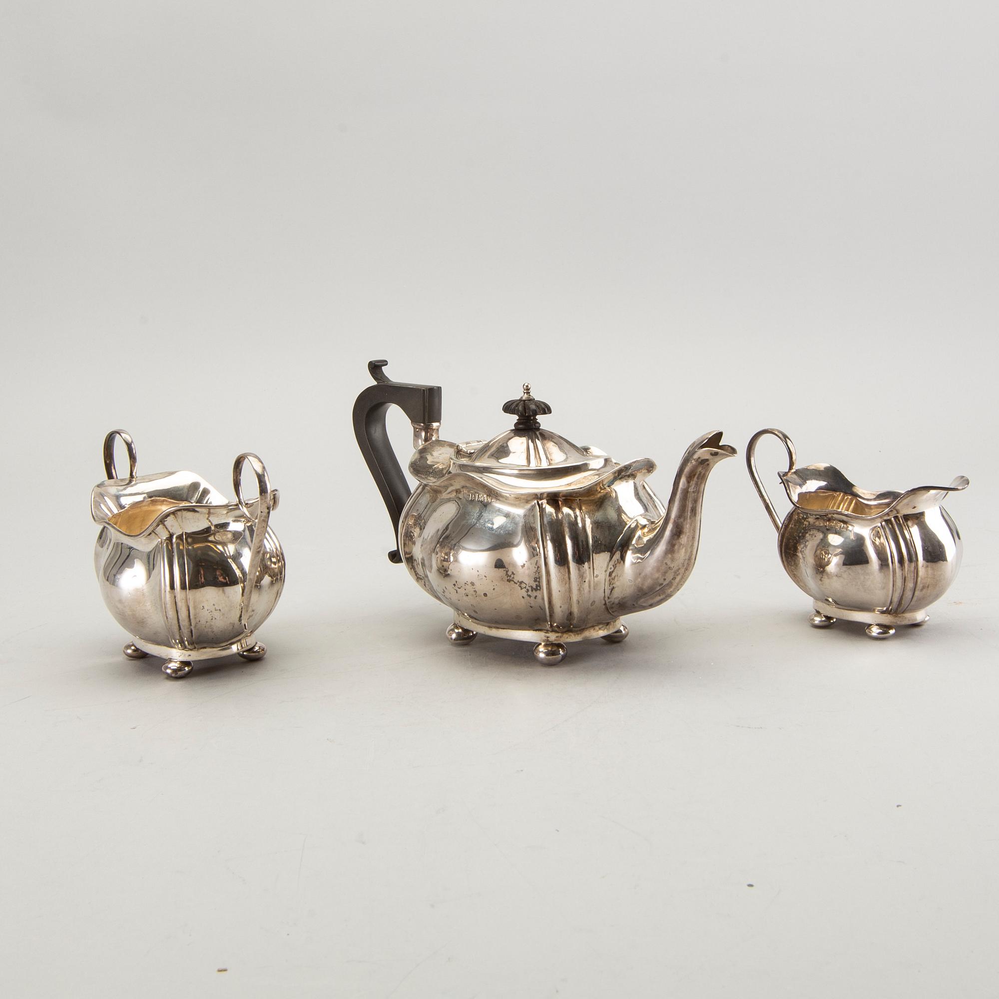 An English 3 pcs silver tea service, Birmingham 1908/09, total weight 570 gr.