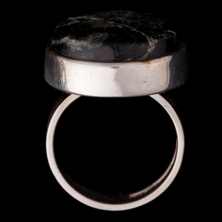 RING, silver, mörkgrön sten. Pentti Lehtisalo, Åbo. Vikt ca 11,6 g.