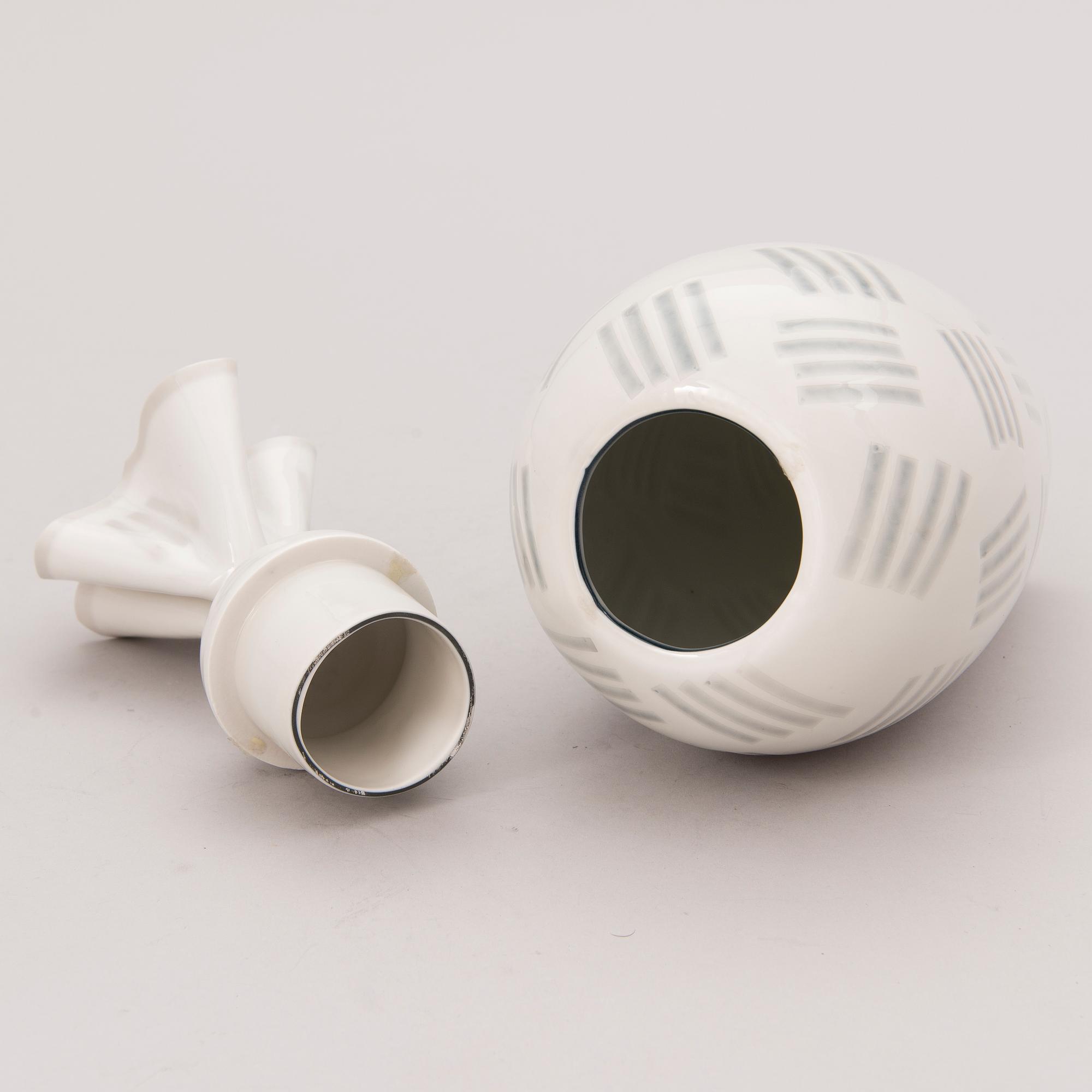 Inkeri Leivo, A porcelain urn, signed Inkeri Leivo, Arabia.