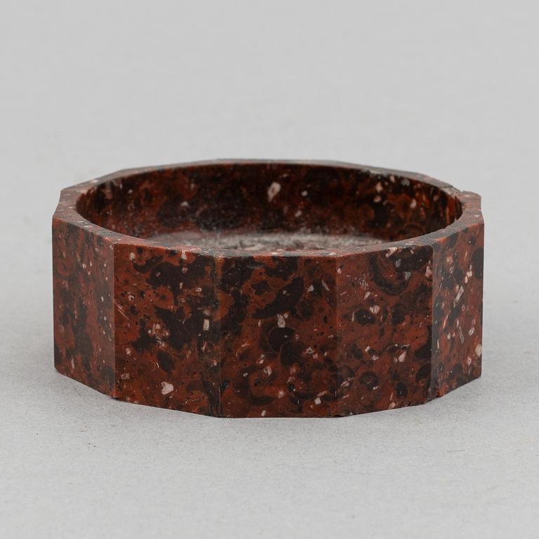 A porphyry mantle clock, salt cellar and cullflinks, 20th century.