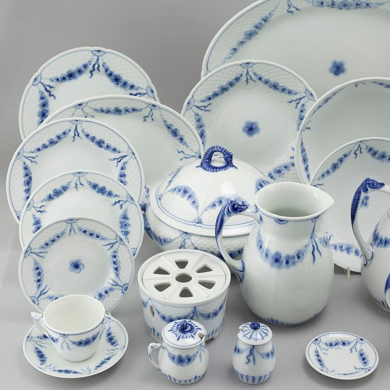 109 pieces of tableware"Empire" by Bing & Gröndahl, Danmark.