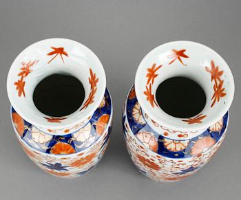 VASER, ett par, porslin, Japan, sen Mejiperiod.