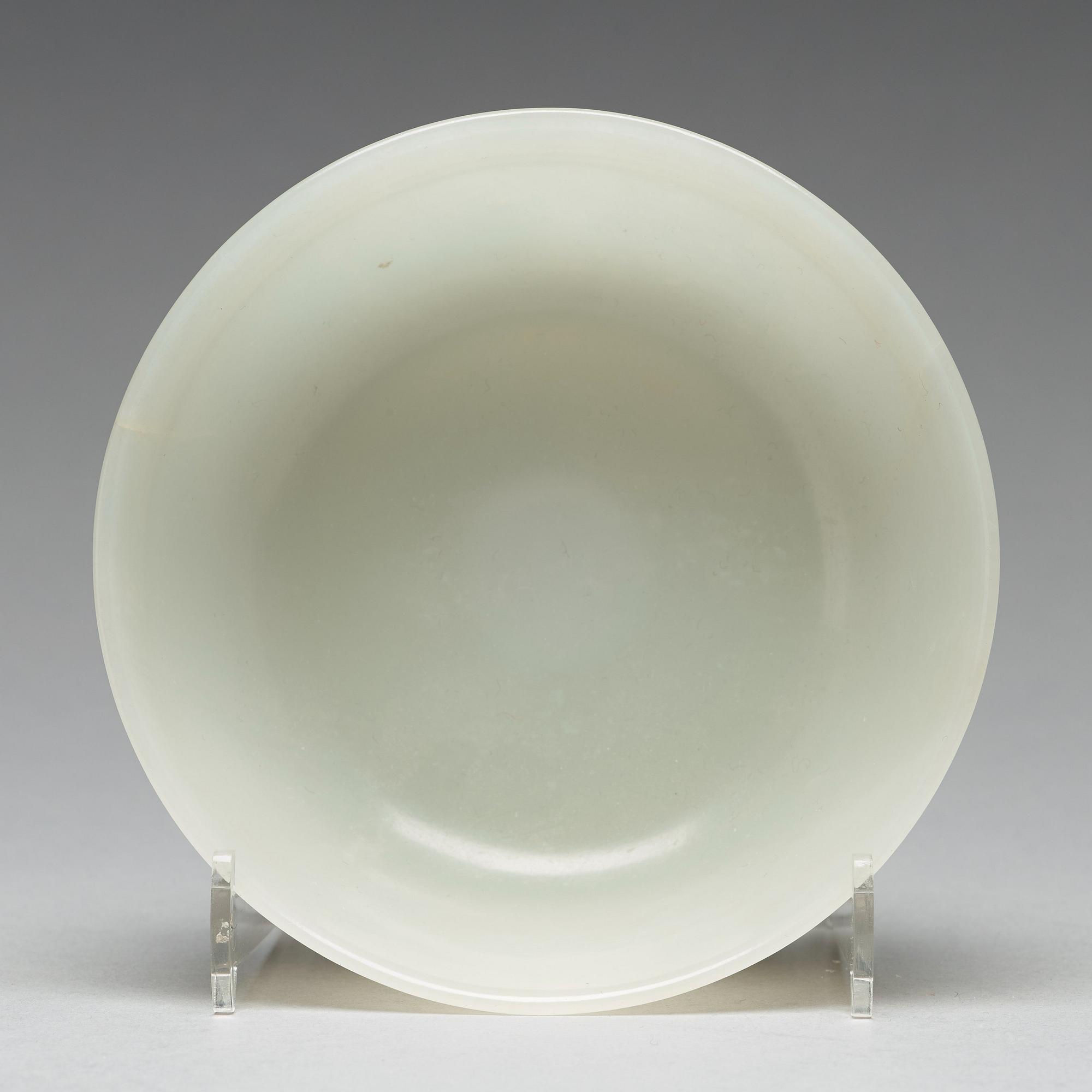 A nephrite bowl, Qing dynasty, circa 1900.