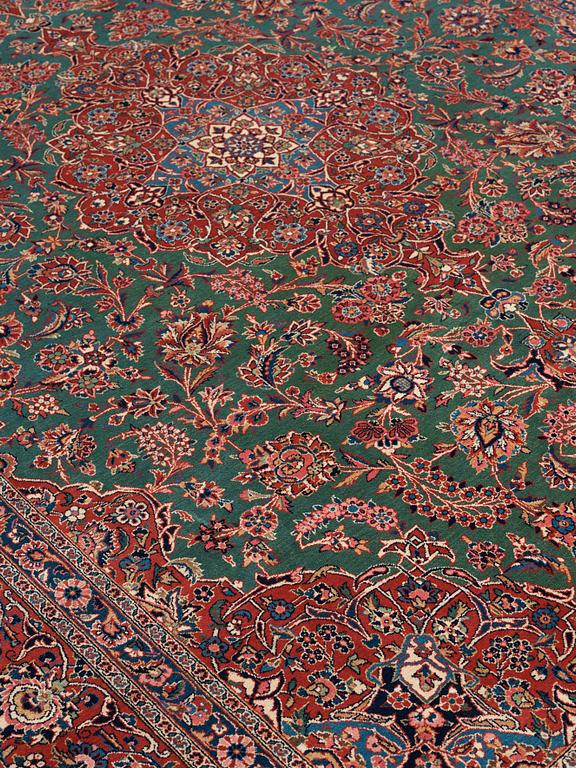 SEMI-ANTIQUE KASHAN. 383 x 274-278 cm.