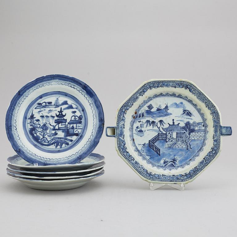 A blue and white hot water dish and five dinner plates, Qing dynasty, 18/19th Century.