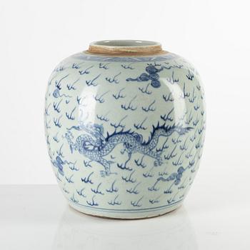 A blue and white 'dragon and phoenix' jar, Qing dynasty/around 1900.