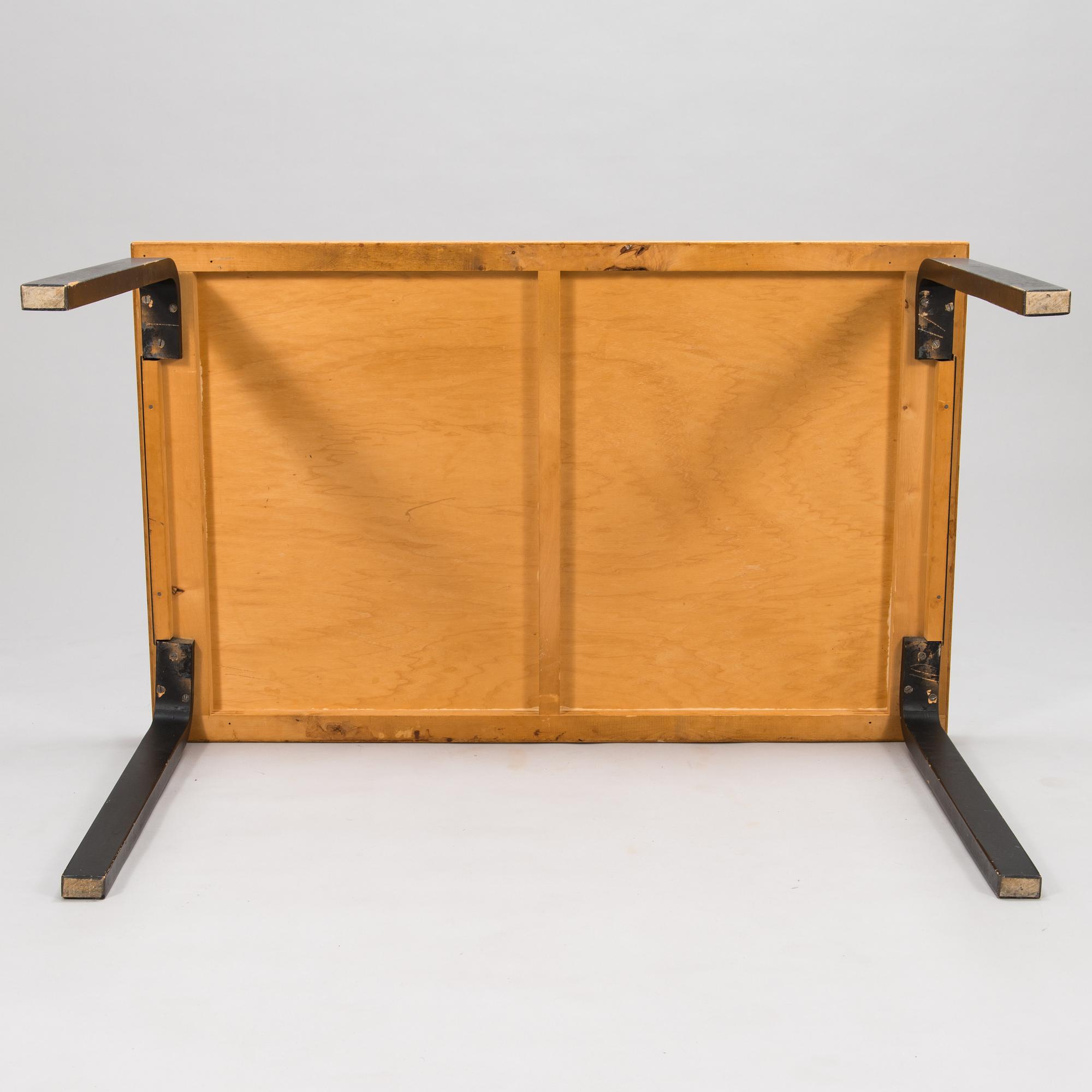 Alvar Aalto, a mid-20th century '81' dining table and four '68' chairs for Artek.