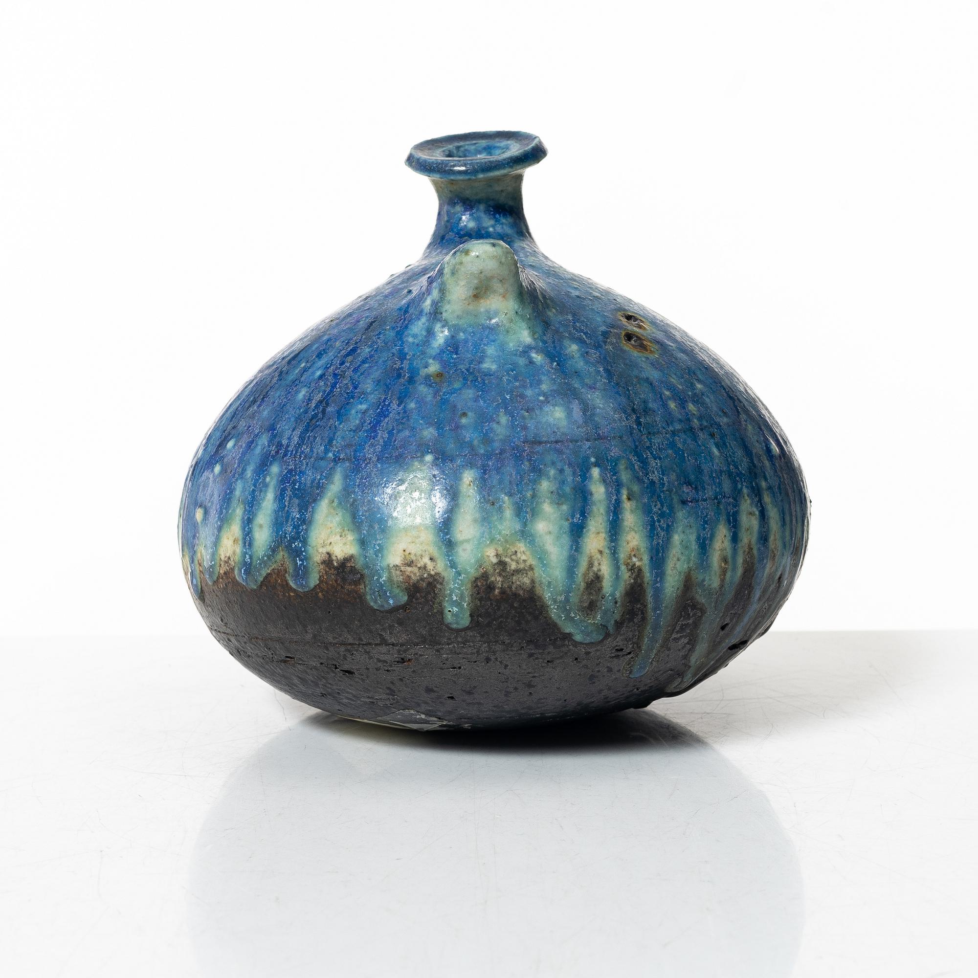 Francesca Mascitti-Lindh, a chamotte stoneware vase, Arabia, Finland.