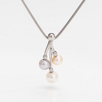 A 14K white gold necklace with cultured pearlsand diamonds ca. 0.06 ct in total.