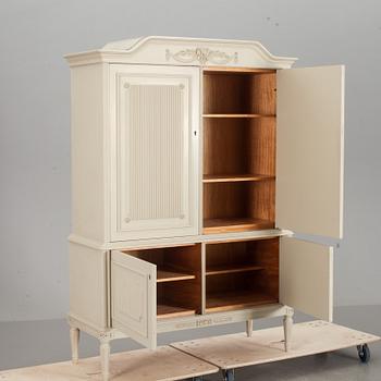 SKÅP, gustaviansk stil. 1900-talets andra hälft.