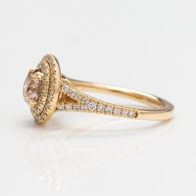 Ring, 14K guld, diamanter ca 1.54 ct tot. AIG-certifikat.