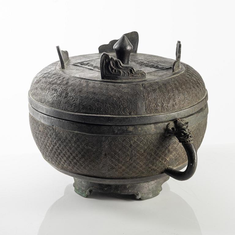 A Chinese archaic bronze ritual vessel with cover, late Ming/early Qing.