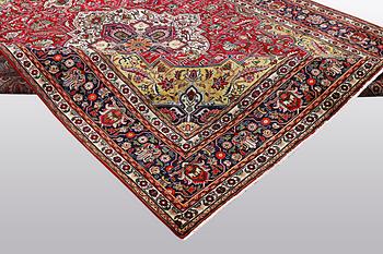 A carpet, Tabriz, ca 343 x 254 cm.