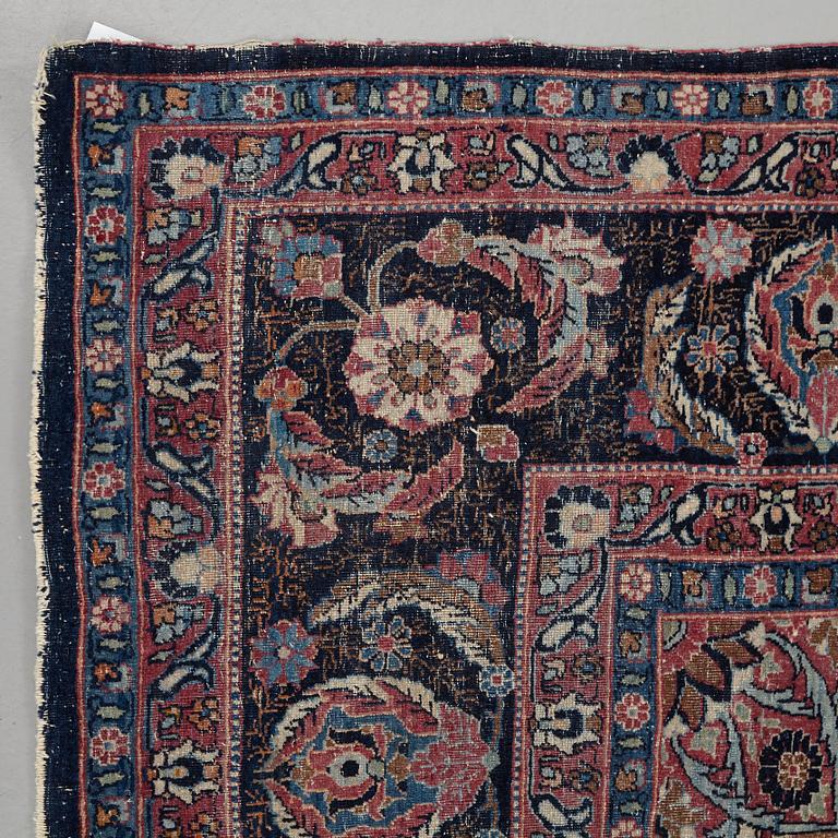 Matto, an antique Teheran probably, ca 317,5-319 x 206,5-215,5 cm.