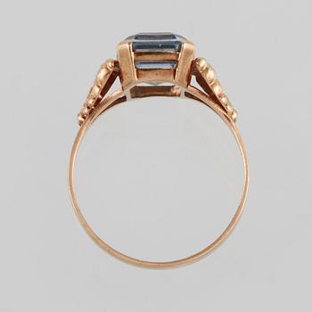 RING, 18K guld med fasettslipad syntetiskt spinell, Trege, Göteborg, 1949. Vikt 2,6 gram.