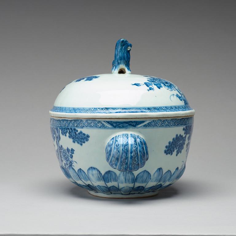 A blue and white tureen with cover, Qing dynasty, Qianlong (1736-95).