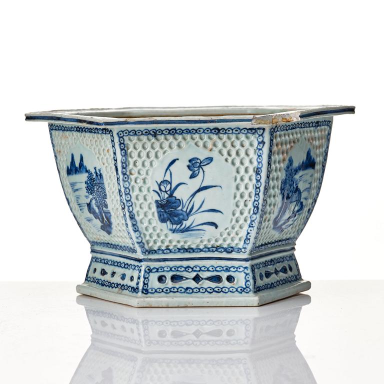 A blue and white flower pot, Qing dynasty, 19th Century.