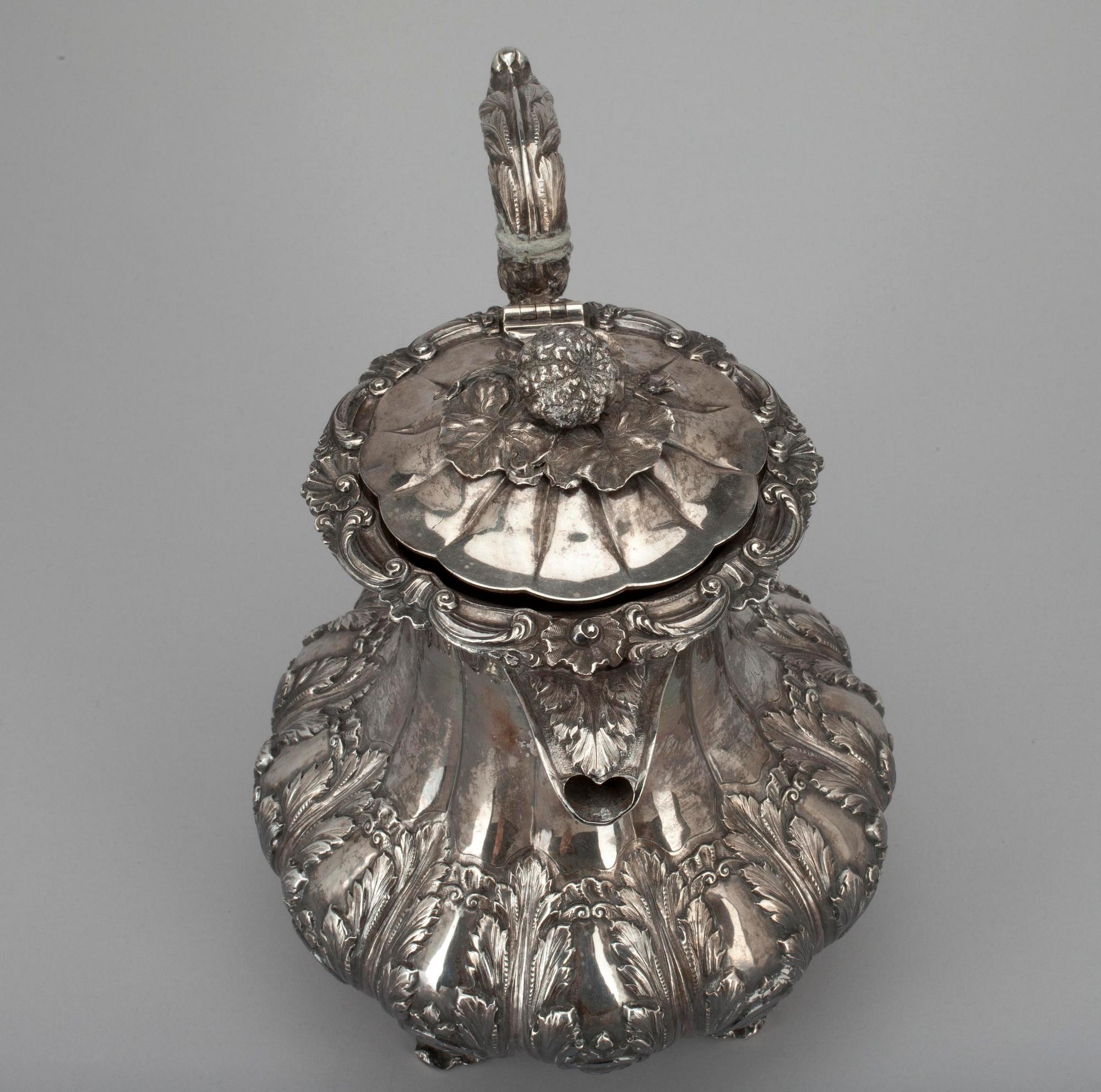 TEKANNA, silver, Irland 1830-tal. Vikt 1125 g.