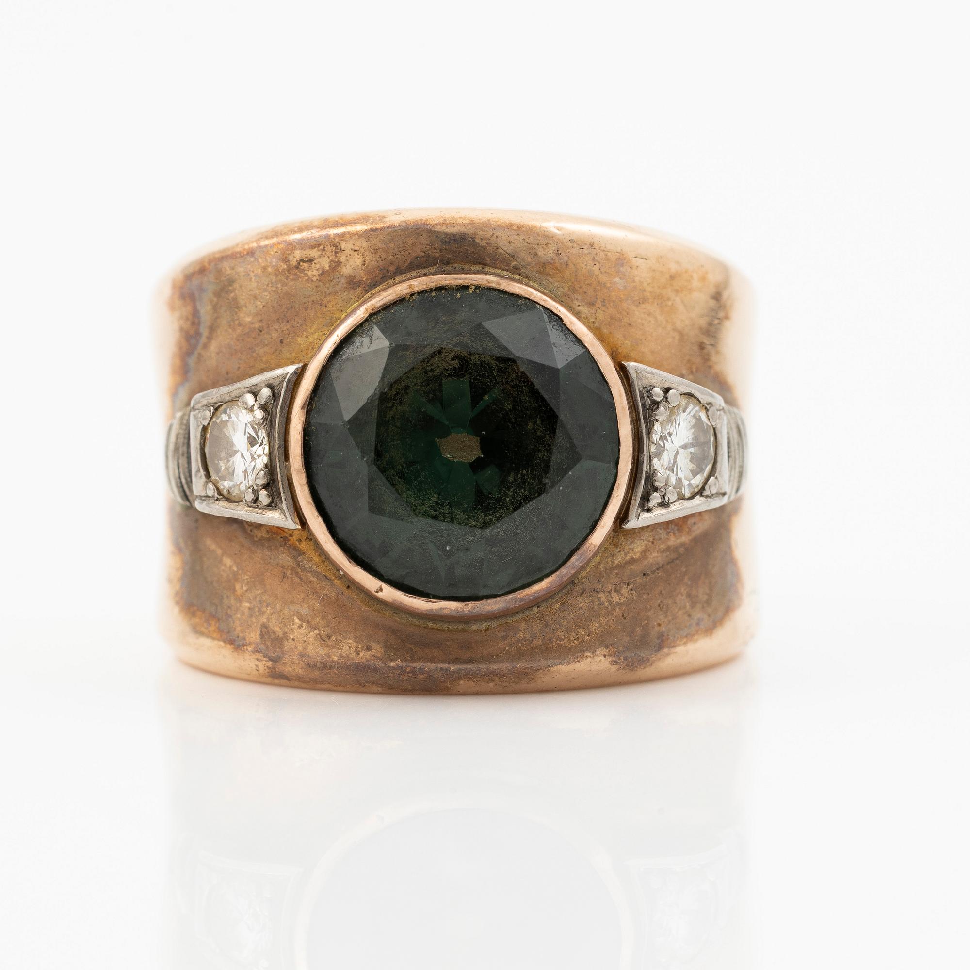 Ring, guld med syntetisk grön sten och briljantslipade diamanter.