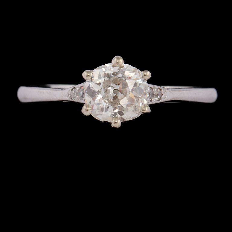 RING, 18k vitguld med äldre briljantslipad diamant 1.08 ct samt 4 åttkantslipade diamanter. Vikt 3 g.
