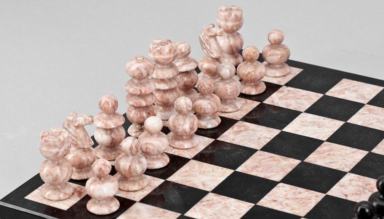 SCHACKBRÄDE MED PJÄSER, sten, 1900-talets andra hälft.