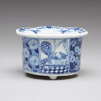 A blue and white porcelain pot / censer, Qing dynasty, circa 1700.