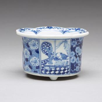 A blue and white pot/censer, Qing dynasty, circa 1700.