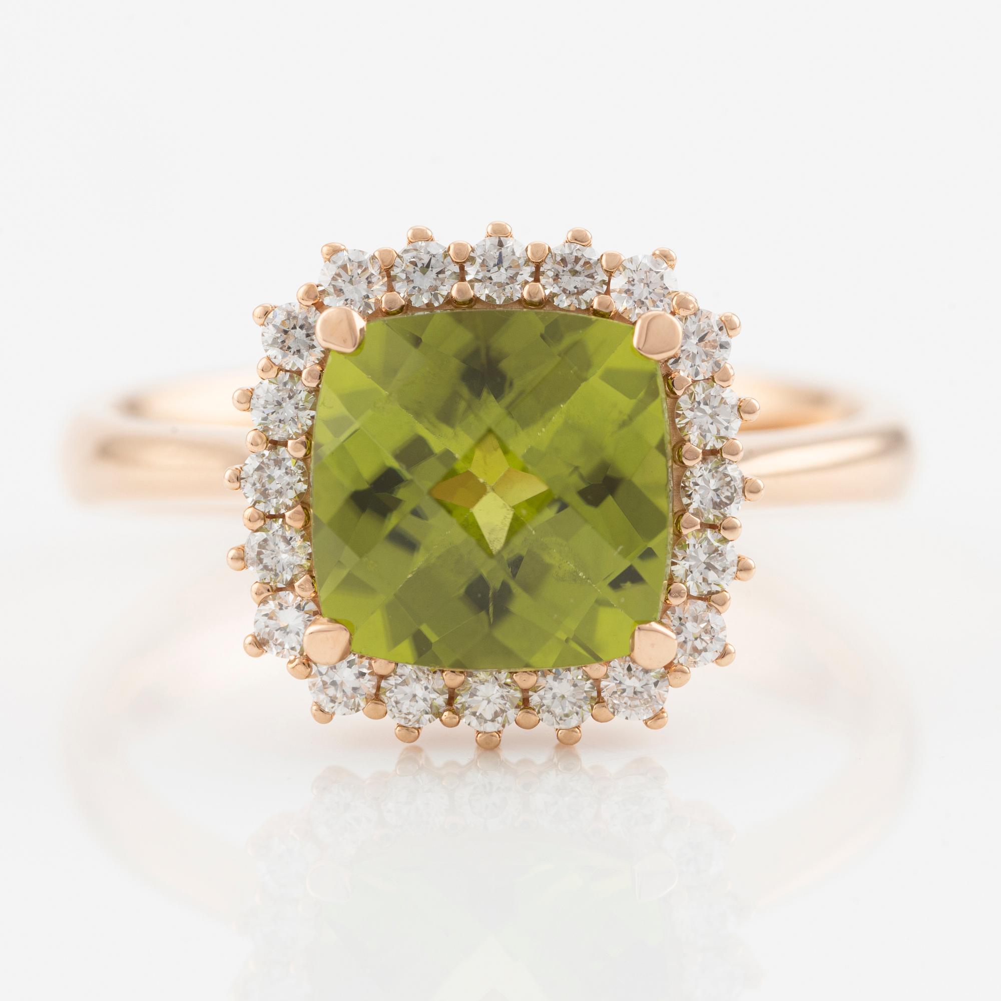 Ring in 18K gold with a faceted peridot and round brilliant-cut diamonds.