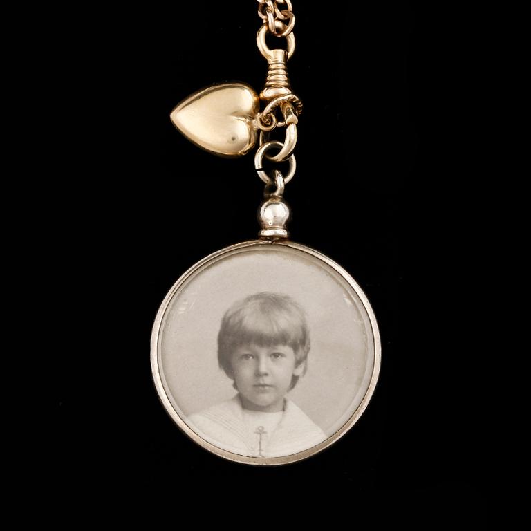 GULDKEDJA, 14 K, med vidhängande fotografier. vikt 27 gram.