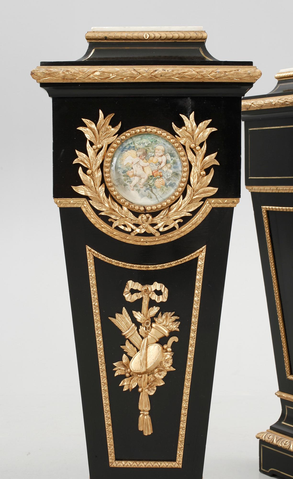 PIEDESTALER, ett par, Louis XVI-stil.