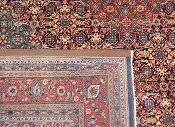 A Sarouk carpet, c. 304 x 218 cm.