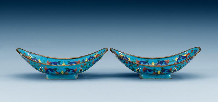 A pair of enamelled boat-shaped dishes, Qing dynasty (1644-1912).