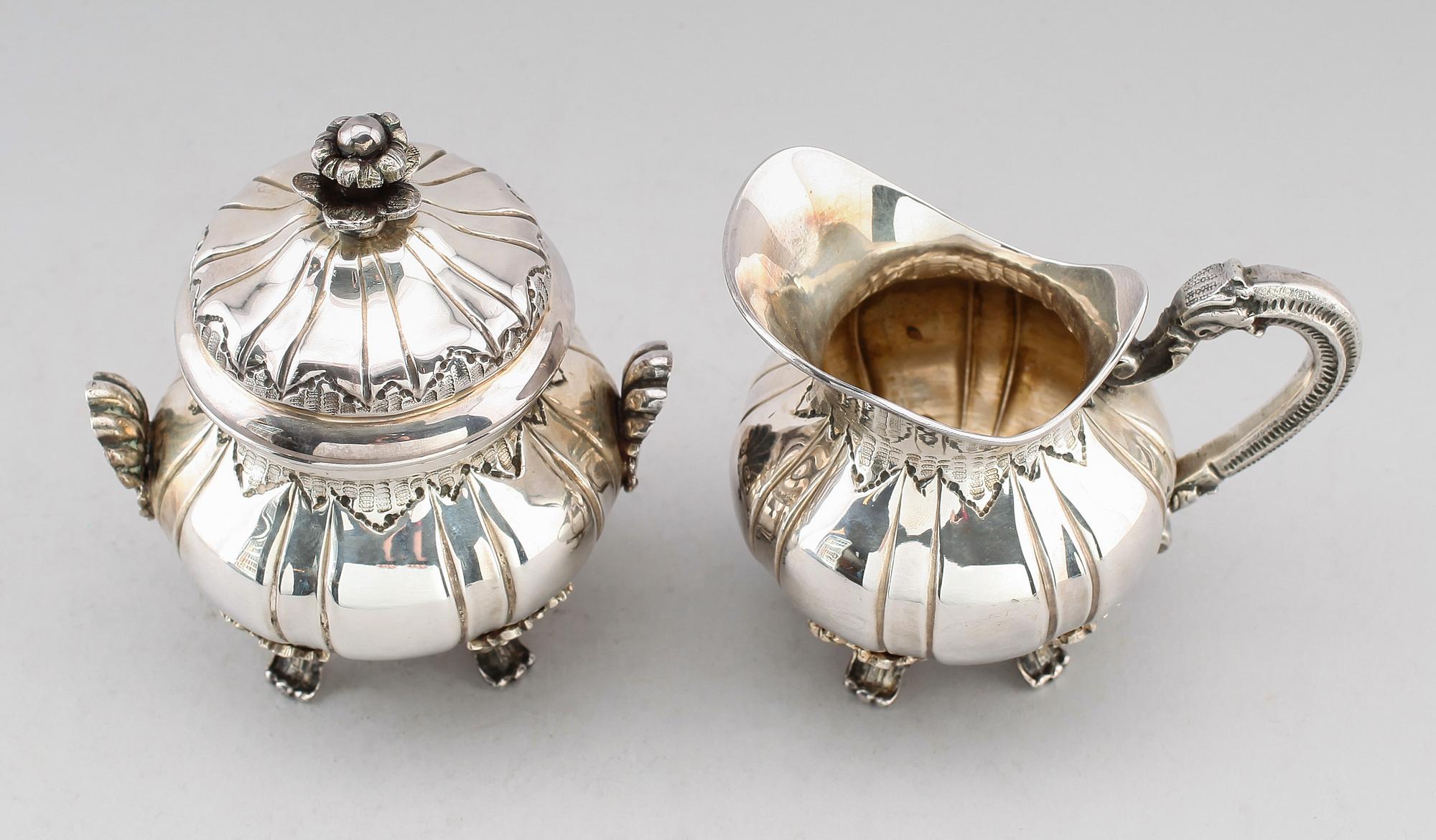 SOCKERSKÅL och GRÄDDKANNA, silver, Italien, 1900-talets första hälft. Vikt ca 587 g.