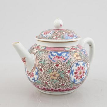 Tekanna med lock, porslin, Qingdynastin, Yongzheng (1723-35).