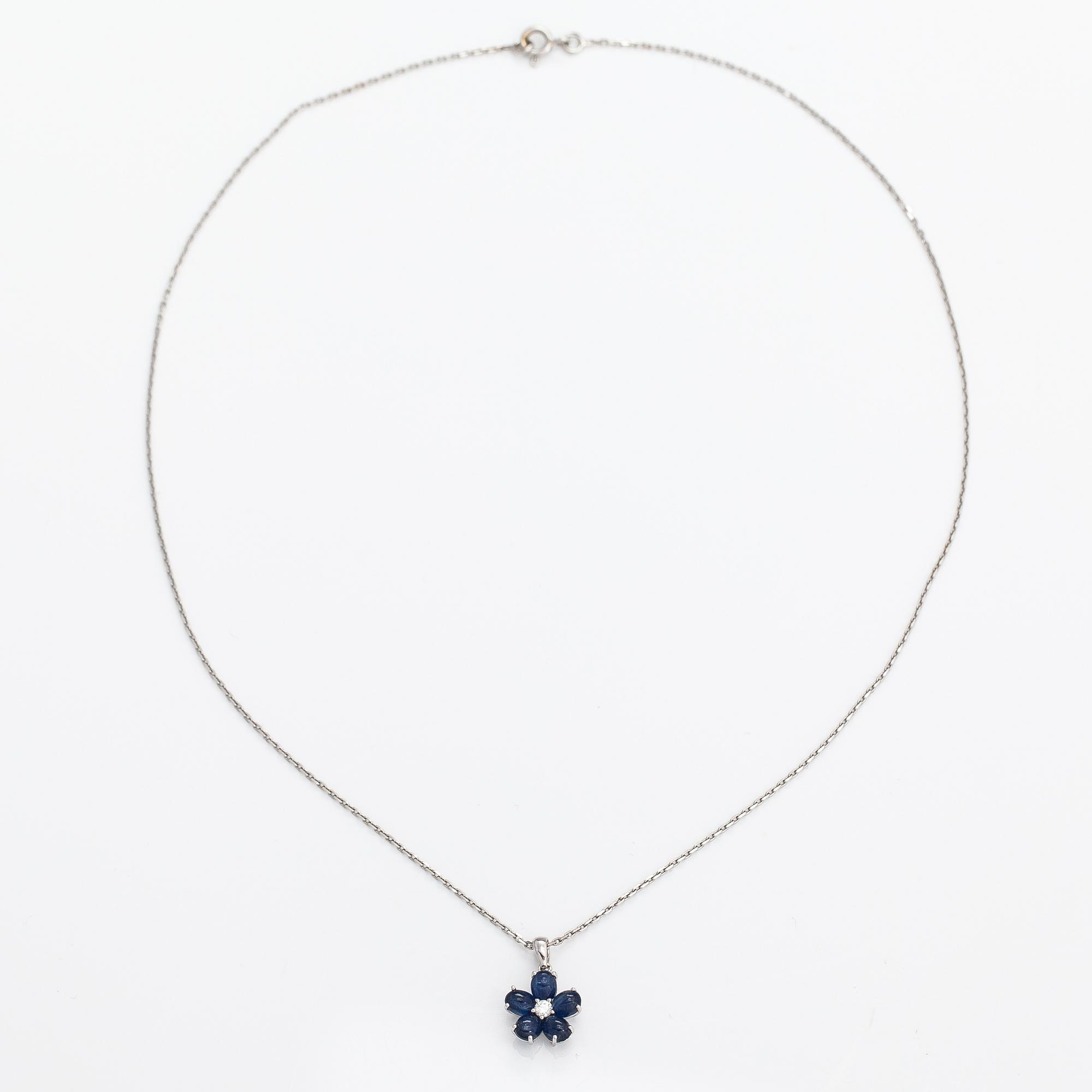 An 18K white gold necklace with sapphires and a diamond ca. 0.06 ct.