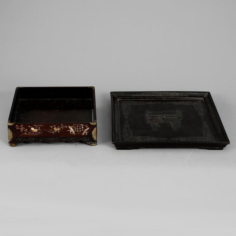 BRICKOR, två stycken, hardwood. Sen Qing dynasti (1644-1912).