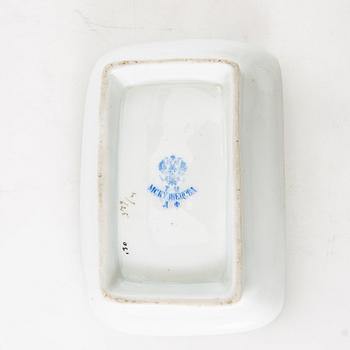 Tekannor 3 st samt fat Kusnetsov Ryssland omkring 1900 porslin.